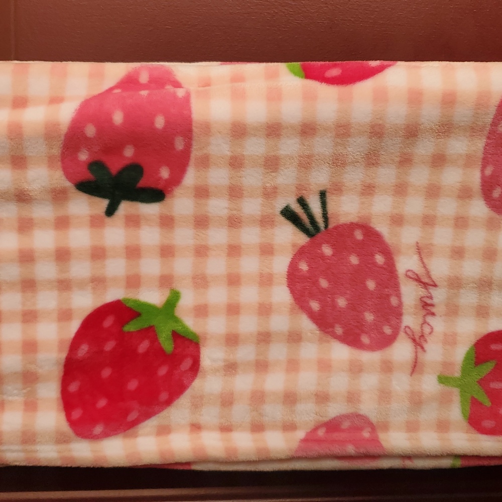 Juicy Couture Pink Gingham Plaid Strawberries Ultra Soft Throw Blanket 50"x70" - Picture 4 of 4